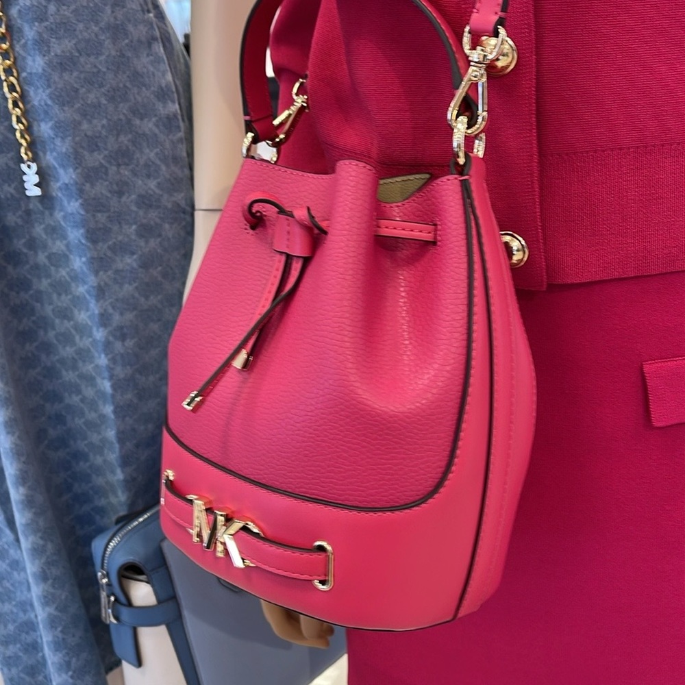 MICHAEL KORS
Reed Medium Pebbled Leather Bucket Bag Satchel
Electric Pink
NWT - Picture 2 of 16